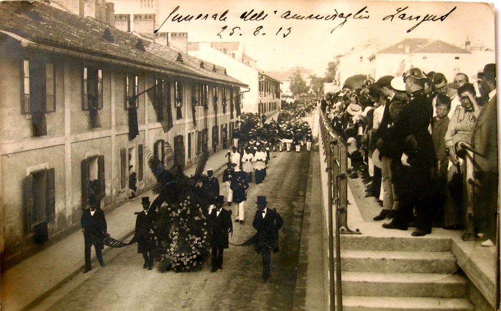 Prizor sa sahrane viceadmirala Karla Franza Lanjusa uz ulicu Helgoland (danas Jeretova). Ljudi s desne strane stoje na terasi ispred škole sv. Polikarpa (Izvor: Stanko Guštin)